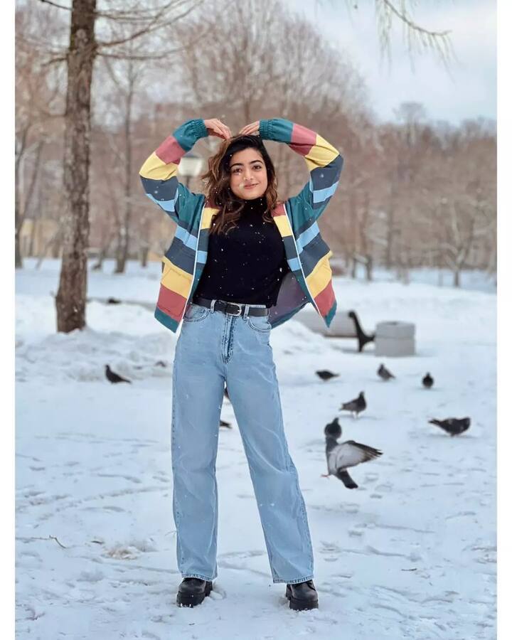 ਵੀਡੀਓ 'ਚ ਦੇਖਿਆ ਜਾ ਸਕਦਾ ਹੈ ਕਿ ਰਸ਼ਮੀਕਾ ਇਸ ਕੰਮ ਨੂੰ ਪੂਰੀ ਲਗਨ ਨਾਲ ਕਰਦੀ ਨਜ਼ਰ ਆ ਰਹੀ ਹੈ। ਇਸ ਦੇ ਨਾਲ ਹੀ ਫੈਨਸ ਵੀ ਉਸ ਦੇ ਅੰਦਾਜ਼ ਨੂੰ ਦੇਖ ਕੇ ਹੈਰਾਨ ਹਨ।