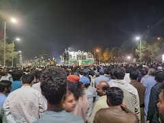 Pak की सुप्रीम कोर्ट में सुनवाई से 14 घंटे पहले PTI का बड़ा शक्ति प्रदर्शन, पूरी तरह से चुनावी मूड में इमरान खान