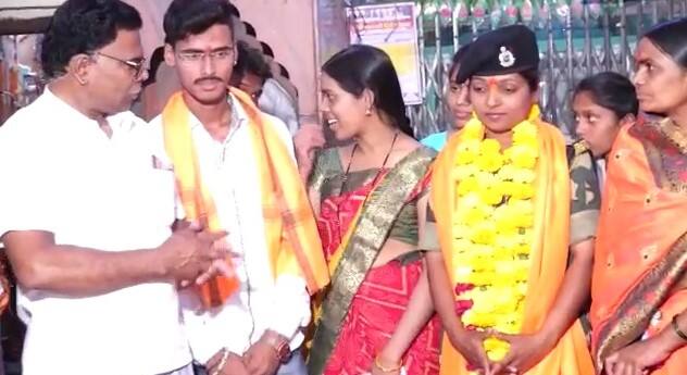 पूजा खरात यांनी भारतीय सैन्यात जाव अशी त्यांचे वडील कृष्णा कान्हे याचं स्वप्न होत. वडिलांचं स्वप्न त्यांनी आज पूर्ण केलं. आपल्या मुलीने देशासाठी काहीतरी करावं असं त्यांच्या वडिलांना नेहमी वाटायचं. महत्त्वाचं म्हणजे सासरच्या मंडळींना ही त्याला साथ दिली, पूजा यांना प्रोत्साहन दिलं.वडिलांचं स्वप्न पूर्ण करण्याची इच्छा पूजा खरात यांनी मनात बाळगली आणि त्या बीएसएफमध्ये भरती झाल्या. आज त्या प्रशिक्षण पूर्ण करुन गावात परतल्यानंतर गावकऱ्यांनीही तेवढ्याच उत्साहाने त्यांचं स्वागत केलं.