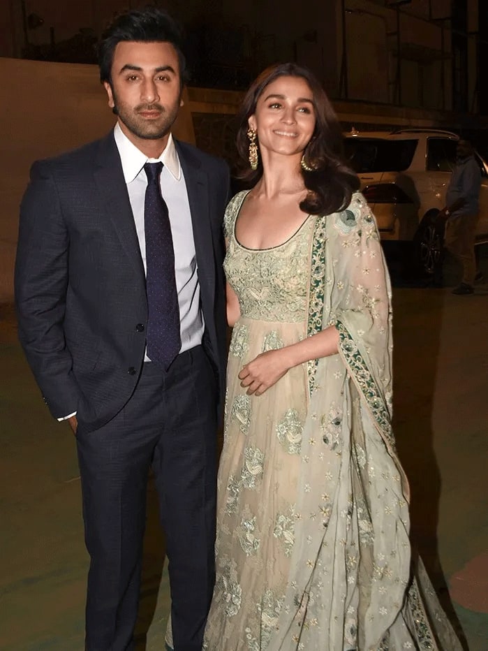 वहीं अगर कपल की शादी के वेन्यू के बारे में बात करें तो कहा जा रहा है कि चेंबूर के आरके हाउस में शादी करने वाले हैं. पहले ये भी खबरें आ रही थीं कि रणबीर और आलिया डेस्टिनेशन वेडिंग करने जा रहे हैं, लेकिन अब ये कहा जा रहा है कि दोनों आरके हाउस में ही सात फेरे लेंगे.