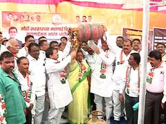 PHOTO : महागाई विरोधात अमरावतीत काँग्रेसचा एल्गार; डोक्यावर सिलेंडर घेऊन यशोमती ठाकूर यांचं आंदोलन