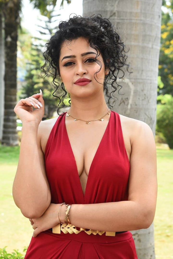 అప్సర రాణి అందమైన ఫోటోలు