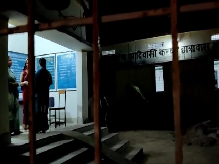 Chhattisgarh: छात्राओं को नहीं मिल रहा था खाना, अधिकारी पहुंचे तो लोगों ने हॉस्टल के अंदर बनाया बंधक