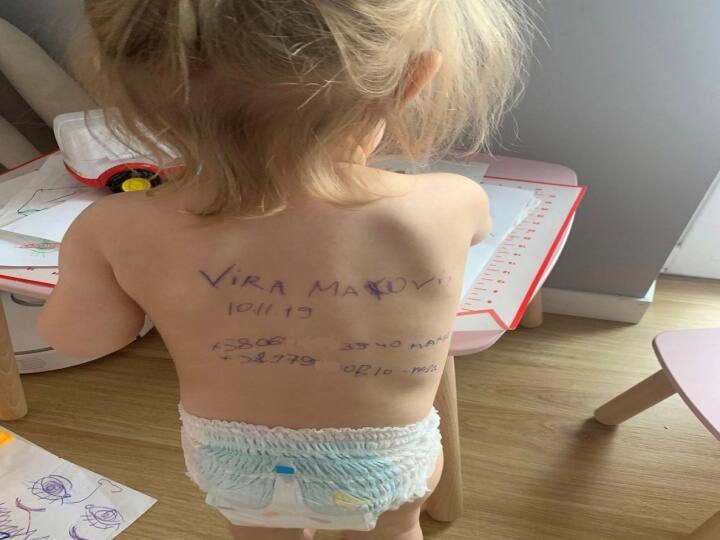 Russia-Ukraine war Heartbreaking Ukrainian Mother Writes Family Details On Toddler's Back Russia-Ukraine war: పాపం పసివాళ్లు, వీపు వెనుక వివరాలు- ఉక్రెయిన్‌లో కన్నీటి కథలు