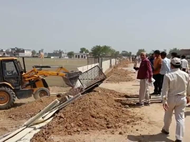 Bulldozers run on illegal occupants of Yamuna Authority land, freed land worth Rs 100 crore ann Greater Noida: यमुना प्राधिकरण की भूमि पर अवैध कब्जा करने वालों पर चला बुलडोजर, 100 करोड़ रुपये की जमीन मुक्त कराई