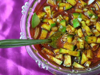 Pickles in two minutes recipes for summer for mango chilli ginger and onion மாங்காய், வெங்காயம், இஞ்சி, பச்சை மிளகாய்.. இன்ஸ்டண்ட் ஊறுகாய்களுக்கு ரெசிப்பி வேணுமா? இத படிங்க..