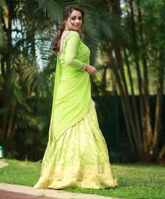 பலபல பச்சை நிற உடையில் நடிகை பாவனா மேனன் ரீசண்ட் க்ளிக்ஸ்..!