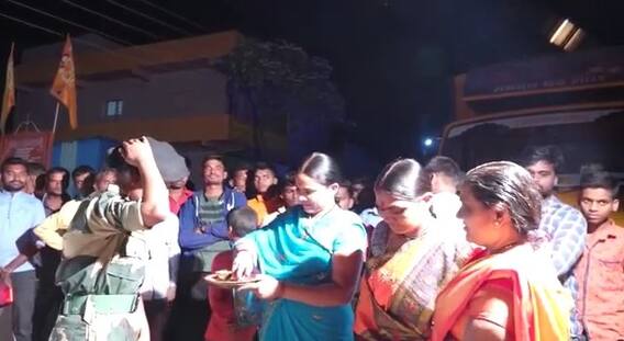 Aurangabad : कायगावात फौजी सूनबाईचं सासूबाई आणि गावकऱ्यांकडून जंगी स्वागत Aurangabad : कायगावात फौजी सूनबाईचं सासूबाई आणि गावकऱ्यांकडून जंगी स्वागत