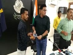 Dewas News: पुलिस ने 10 लाख के गुम हुए मोबाइल उनके मालिकों तक पहुंचाया, लोगों ने किया धन्यवाद