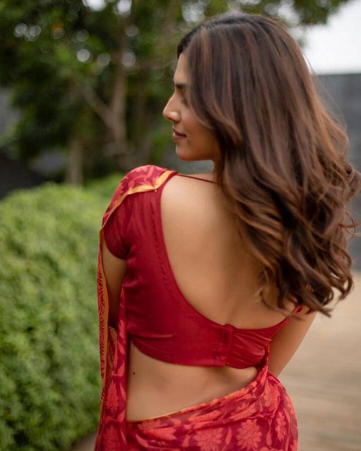 ఇదిలా ఉండగా.. మాళవిక ఎప్పటికప్పుడు తన ఫొటోలను సోషల్ మీడియాలో షేర్ చేస్తుంటుంది. (Photo Courtesy : Malavika Instagram)