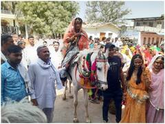 Bundi News: बूंदी में पुलिस सुरक्षा के बीच दलित समुदाय के दुल्हनों की घोड़ी पर निकली बिंदौरी, परिजनों को हमले की थी आशंका