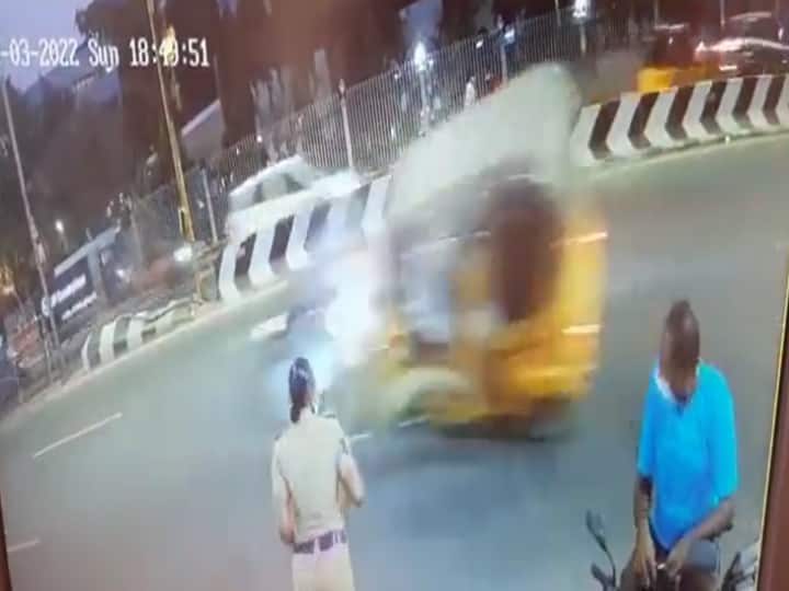 chennai auto collided with  police was trying to stop the speeding auto without stopping CCTV video: மோதி விட்டு நிற்காமல் சென்ற ஆட்டோ; தூக்கி வீசப்பட்ட போலீஸ் - அதிர்ச்சி வீடியோ..!