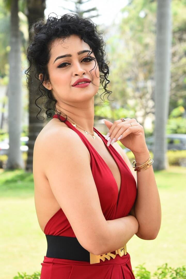 అప్సర రాణి అందమైన ఫోటోలు