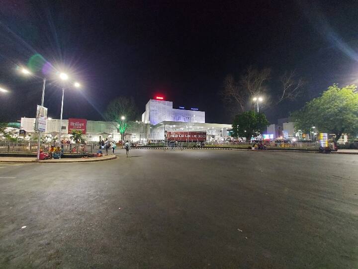 पश्चिम मध्य रेल के सीपीआरओ राहुल जयपुरियार के मुताबिक इंडियन रेलवे अब स्टेशनों को भी एयरपोर्ट की तर्ज पर आधुनिक स्वरूप दे रहा है. इसी के तहत जबलपुर रेलवे स्टेशन को नया लुक दिया गया है. मध्य प्रदेश में रेलवे यात्रियों को अब स्टेशन पर किसी एयरपोर्ट जैसी सुविधाओं का एहसास होगा, क्योंकि पश्चिम मध्य रेलवे ने जबलपुर स्टेशन को अपग्रेड किया है. मध्य प्रदेश में भोपाल के रानी कमलापति स्टेशन के बाद जबलपुर स्टेशन पर यह प्रयोग किया गया है.