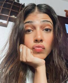 சந்தனக்கலர் பிளேசர் உடையில் சமத்தாக போஸ் கொடுக்கும் மாளவிகா மோகனன்.!