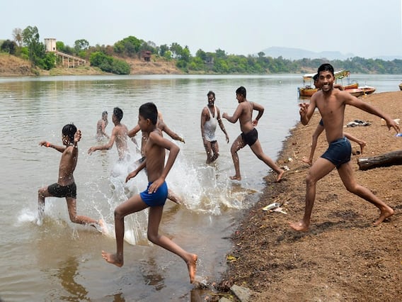 MP Weather Update: मध्य प्रदेश में फिलहाल नहीं मिलने वाली लू से राहत, तापमान पहुंचा 43 डिग्री के पार MP Weather Update: मध्य प्रदेश में फिलहाल नहीं मिलने वाली लू से राहत, तापमान पहुंचा 43 डिग्री के पार