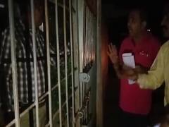 Chhattisgarh: छात्राओं को नहीं मिल रहा था खाना, अधिकारी पहुंचे तो लोगों ने हॉस्टल के अंदर बनाया बंधक