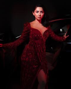 Sonalee Kulkarni: जणू लाल परीच; पाहा सोनालीचा ग्लॅमरस अंदाज!