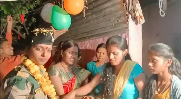 पूजा या वैजापूरच्या पालखेड गावातील मूळ रहिवासी आहेत. कायगावच्या उमेश खरात यांच्यासोबत त्यांनी प्रेमविवाह केला. लवकरच त्या देशाचं संरक्षण करण्यासाठी सीमेवर रुजू होणार आहेत.