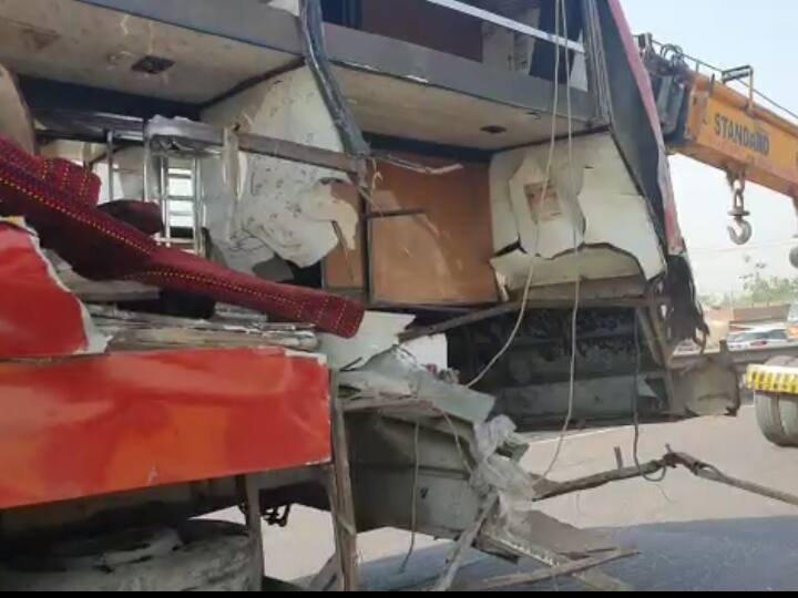 Ayodhya News: अयोध्या में 35 यात्रियों से भरी बस डिवाइडर से टकराकर पलटी, 3 की मौत, 10 गंभीर रूप से घायल Ayodhya the speeding bus overturned after hitting the divider, 3 dead, 10 injured ann Ayodhya News: अयोध्या में 35 यात्रियों से भरी बस डिवाइडर से टकराकर पलटी, 3 की मौत, 10 गंभीर रूप से घायल