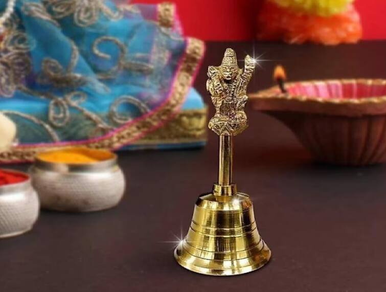 Vastu Tips: For positive energy use properly ringing bell at puja in home Religion: પૂજા દરમિયાન ઘંટડી વગાડવાથી ઘરમાં આવે છે પોઝિટિવ ઉર્જા, પણ આ વાતો રાખો ધ્યાનમાં