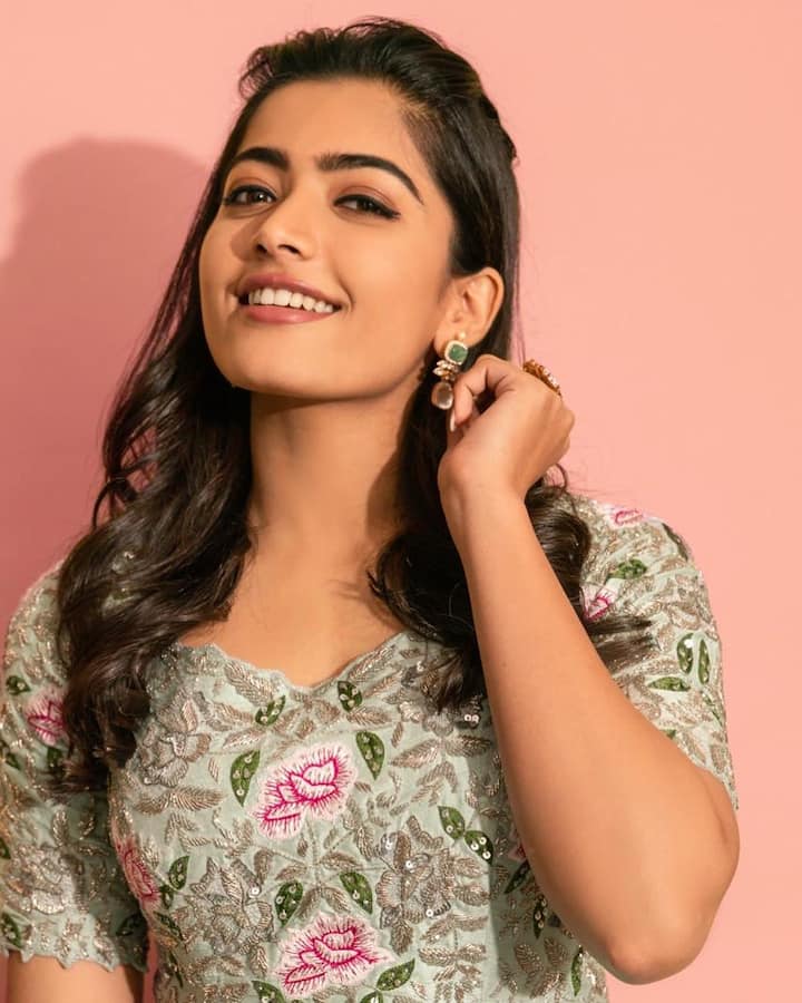 ప్రస్తుతం బాలీవుడ్లో కూడా అడుగుపెట్టింది ఈ అందాల బొమ్మ. -Image credit: RashmikaMandanna/Instagram