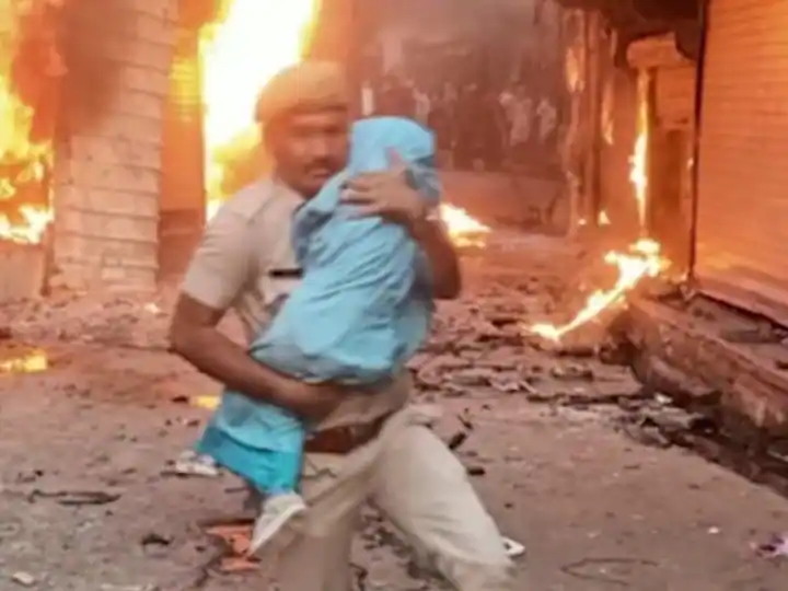 Rajasthan: Cop Runs Through Flames To Save Infant Amid Karauli Violence, IPS Officer Shares Photo Watch Video: நிஜ ஹீரோ! நெருப்புக்குள்  புகுந்து குழந்தையை காப்பாற்றிய காவலர்!