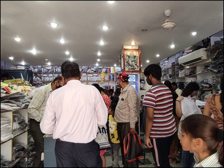 Delhi School Dress: बच्चों के पुराने ड्रेस हुए छोटे, दिल्ली में स्कूल खुलते ही बढ़ी यूनिफॉर्म और जूतों की डिमांड Delhi After opening of schools in Delhi demand for uniforms and shoes increased prices also increased supply was affected ANN Delhi School Dress: बच्चों के पुराने ड्रेस हुए छोटे, दिल्ली में स्कूल खुलते ही बढ़ी यूनिफॉर्म और जूतों की डिमांड