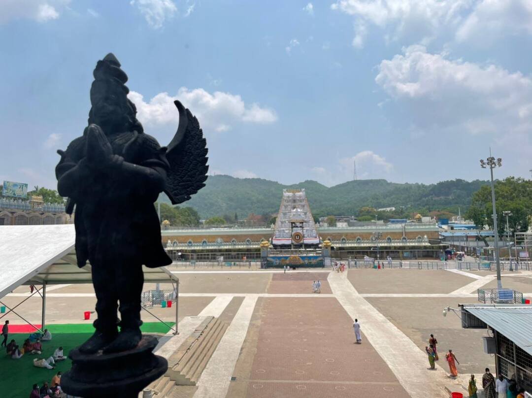 Police file a case on Tirumala venkateswara Devotees in Tirumala Tirumala: తిరుమల కొండపై వివాదం- సిబ్బందిపై యాత్రికుల దాడి -ఇద్దరు భక్తులపై కేసులు