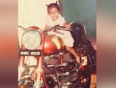 दो चोटी में बाइक पर बैठी ये कैदी है बड़ी हसीन, कंगना की जेल की इस हसीना को पहचाना क्या ?