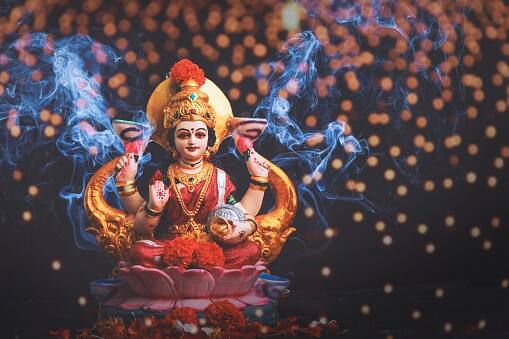 મા લક્ષ્મીને લાલ ફુલ અને ભગવાન વિષ્ણુને  પીળા વસ્ત્ર અર્પણ કરો,. ઉપરાંત આજના દિવસે મા લક્ષ્મીને ખીરનો ભોગ અવશ્ય લગાવો.