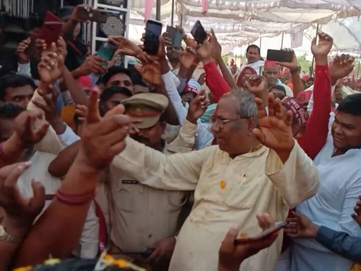 Nishad Party chief dr Sanjay Nishad dance in Prayagraj during Nishadraj Jayanti ann Watch: निषादराज की जयंती पर कैबिनेट मंत्री संजय निषाद ने कार्यकर्ताओं के साथ जमकर लगाए ठुमके, देखें वीडियो