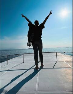 बिकिनी पहन मालदीव के समंदर में उतरीं सोनाक्षी सिन्हा, सोशल मीडिया पर वायरल ये तस्वीरें