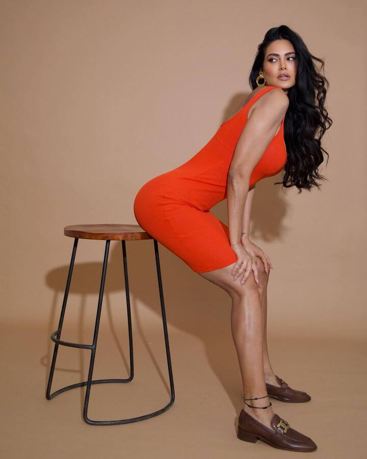 మొన్నటికి బాటమ్ లెస్ ఫోజులిచ్చిన ఈ భామ, ఇప్పుడు అందమైన ఆరెంజ్ డ్రెస్సులో క్యూట్ గా కనిపిస్తోంది. -Image credit: Esha Gupta/Instagram