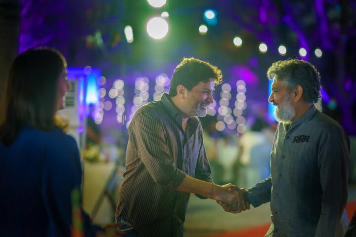 దర్శకుడు రాజమౌళికి అభినందనలు తెలియజేస్తున్న త్రివిక్రమ్. 'ఆర్ఆర్ఆర్' సక్సెస్ పార్టీ ఫొటోల్లో ఈ ఫొటో హైలైట్ అని చెప్పాలి. ఇద్దరు దిగ్గజ దర్శకుల కలయిక ఇది. 