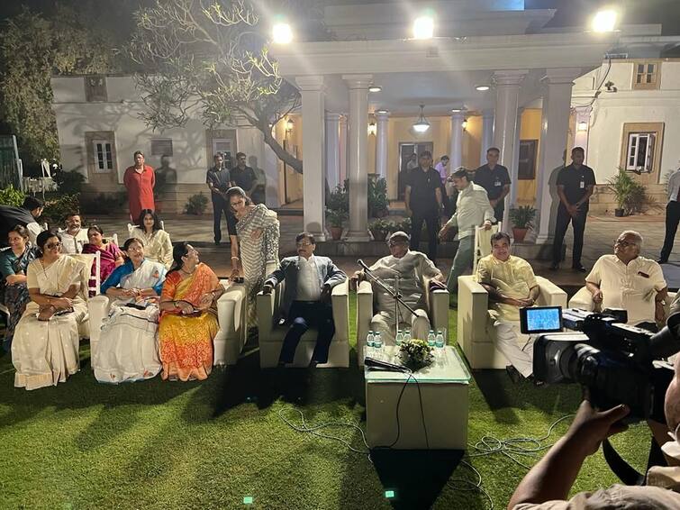 NCP chief Sharad Pawar hosts dinner for Maharashtra MLAs, Nitin Gadkari also in attendance ANN महाराष्ट्र के विधायकों के लिए शरद पवार ने दिल्ली में दी डिनर पार्टी, संजय राउत और गडकरी भी रहे मौजूद