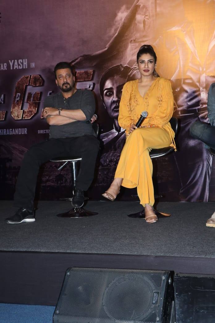 दरअसल, संजय दत्त केजीएफ 1 को देखने के बाद अपना अनुभव शेयर कर रहे थे और बता रहे थे कि अधीरा का रोल सुनने के बाद वो इसे करने के लिए तुरंत राजी हो गए और तभी उन्होंने ये मजेदार सवाल पूछा जिस पर सभी हंस पड़े.