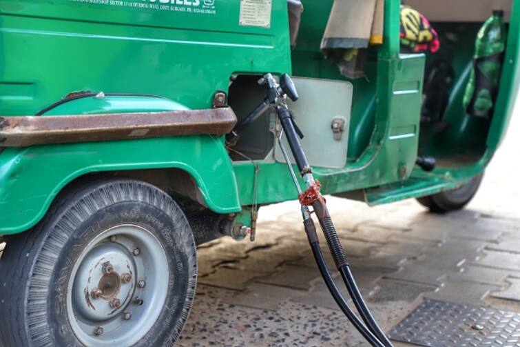 CNG Rate Increased: Adani increased two rupees per kg, new rate impliment from today CNG Rate Increased: હવે અદાણીએ CNGના ભાવમાં કર્યો વધારો, કિલોએ કેટલા રૂપિયા વધાર્યા?