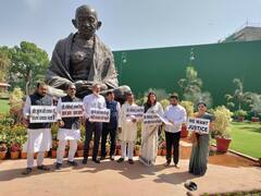 PHOTO : केंद्रीय तपास यंत्रणांविरोधात शिवसेना खासदारांचं संसद आवारात निषेध आंदोलन