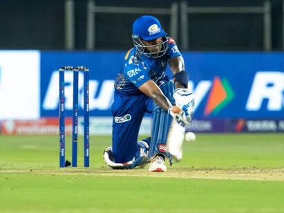 IPL 2022: MI given target of 162 runs against KKR in Match 14 at MCA Stadium IPL 2022, KKR vs MI: அதிரடி ஆட்டம்... அரைசதம் கடந்த சூர்யா... கொல்கத்தா அணிக்கு 162 ரன்கள் இலக்கு!