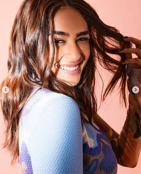 'সুপার থার্টি' ছবিতে হৃত্বিক রোশনের বিপরীতে অভিনয় করার পরই ম্রুণালকে দেখা যায় জন আব্রাহামের বিপরীতে 'বাটলা হাউজ' ছবিতে। বক্স অফিসে ভালো ব্যবসা করে এই ছবি।