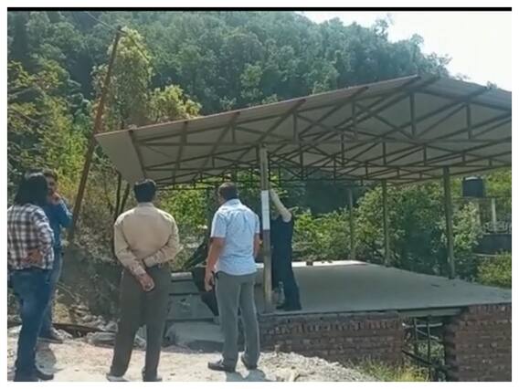 Mussoorie News: मसूरी झील के पास बन रहा अवैध निर्माण सील, स्थानीय लोगों ने लगाया ये बड़ा आरोप Mussoorie News: मसूरी झील के पास बन रहा अवैध निर्माण सील, स्थानीय लोगों ने लगाया ये बड़ा आरोप