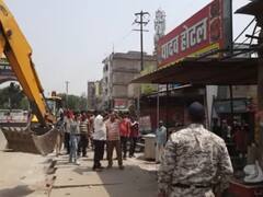 Gorakhpur News: गोरखपुर में मंदिर पर अवैध कब्जा कर चल रहा था रेस्‍टोरेंट, चेतवानी के बाद भी बेखौफ थे दंबग, चला बुलडोजर