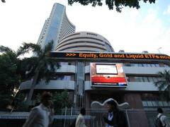 Sensex Tumbles Over 470 Points, Nifty Trades Below 17,900 Amid Weak Global Cues