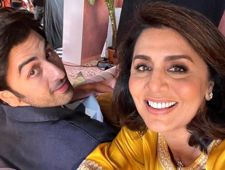 Neetu kapoor shares cute selfie with son ranbir kapoor from their ad shoot बेटे रणबीर की शादी से पहले मां नीतू कपूर ने करवाया अपने जिगर के टुकड़े के साथ एड शूट, देखें वायरल फोटो