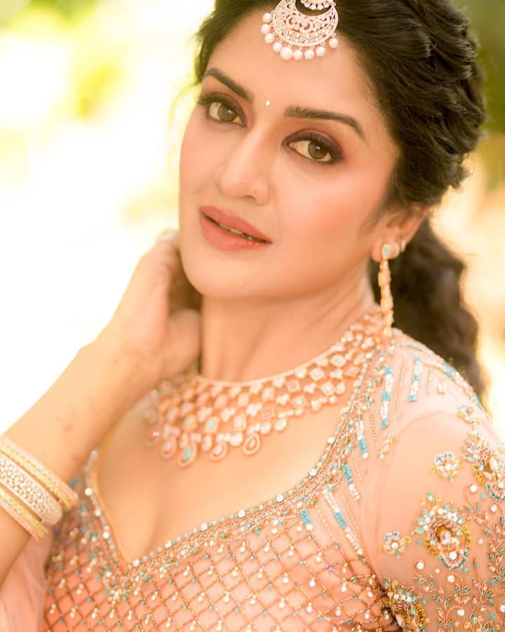 మోడల్‌గా కెరీర్‌ ఆరంభించి ఆ తర్వాత హీరోయిన్‌గా ఎదిగింది విమలా రామన్‌. మలయాళ ఇండస్ట్రీలో పలు సినిమాల్లో నటించిన ఆమె తెలుగులో 'ఎవరైనా ఎపుడైనా', 'కులుమనాలి', 'రాజ్‌', 'చుక్కలాంటి అమ్మాయి చక్కనైన అబ్బాయి', 'చట్టం', 'గాయం 2' వంటి చిత్రాలతో తెలుగు ప్రేక్షకులకు దగ్గరైంది. సినిమాలకు కాస్త బ్రేక్ ఇచ్చినా సోషల్ మీడియాలో యాక్టివ్ గా ఉండే విమలా త్వరలో పెళ్లిపీటలెక్కనున్నట్టు టాక్.