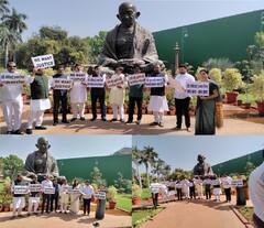 PHOTO : केंद्रीय तपास यंत्रणांविरोधात शिवसेना खासदारांचं संसद आवारात निषेध आंदोलन