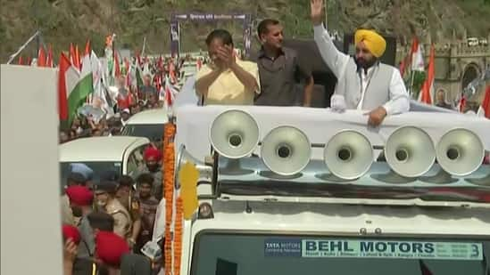 Himachal Assembly Election : Road Show in Mandi by Arvind Kejriwal and Punjab Chief Minister Bhagwant Mann Himachal Assembly Election :  ਅਰਵਿੰਦ ਕੇਜਰੀਵਾਲ ਅਤੇ ਪੰਜਾਬ ਦੇ ਮੁੱਖ ਮੰਤਰੀ ਭਗਵੰਤ ਮਾਨ ਵੱਲੋਂ ਮੰਡੀ 'ਚ ਰੋਡ ਸ਼ੋਅ