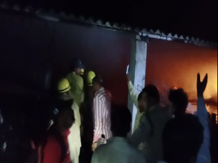 Indore: पटाखा फैक्ट्री में अचानक लगी भीषण आग, 1 KM दूर तक दिखाई दी लपटें, लाखों का हुआ नुकसान