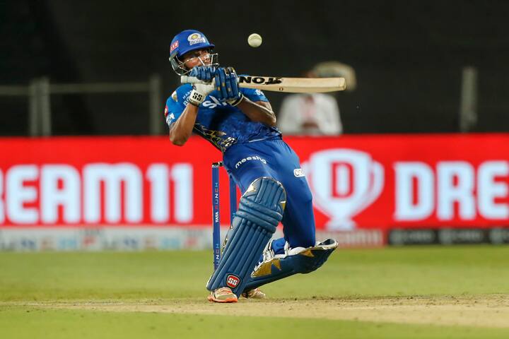 आयपीएलच्या 15 व्या हंगमात मुंबईचा सलग तिसरा पराभव झाला आहे. कोलकाताने पाच विकेटनं हरवले.